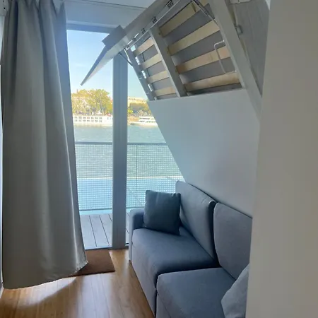 Sundeck - Party Boat Hotel *