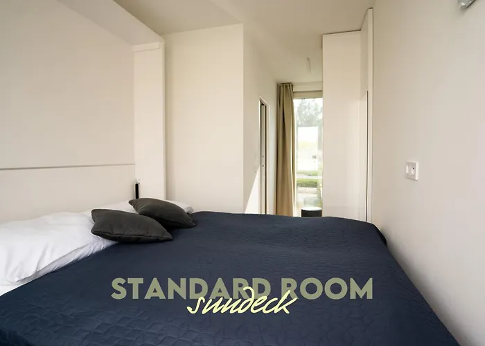 Sundeck - Party Boat 3* ブラチスラヴァ