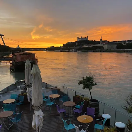 Sundeck - Party Boat Hotell Bratislava